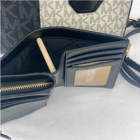 Michael Kors Mercer
Medium Two-Tone Logo
Crossbody Bag And Wallet
Set - Picture 9 of 15